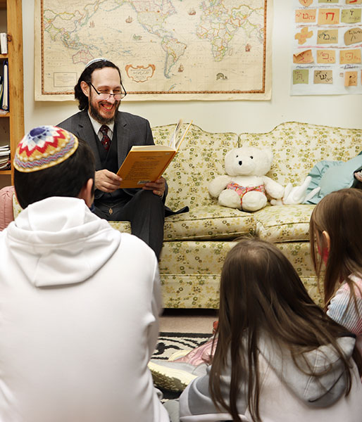 Rabbi Marmon reading Saratoga Hebrew School