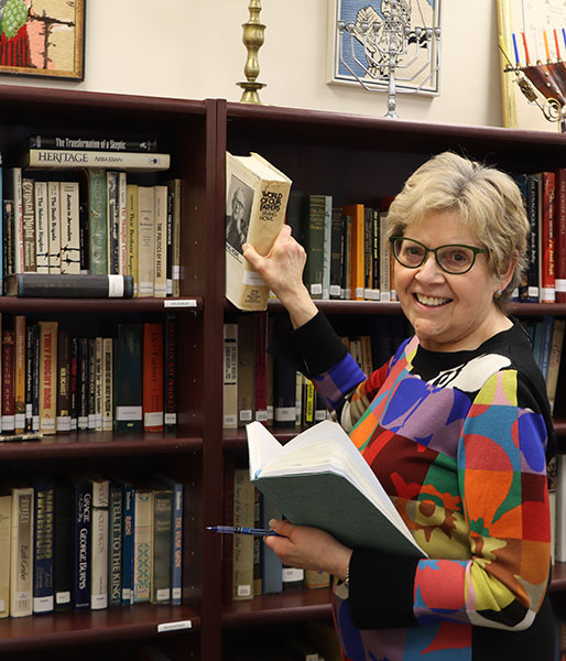 Saratoga Jewish Community Center Librarian Sharon Dunn