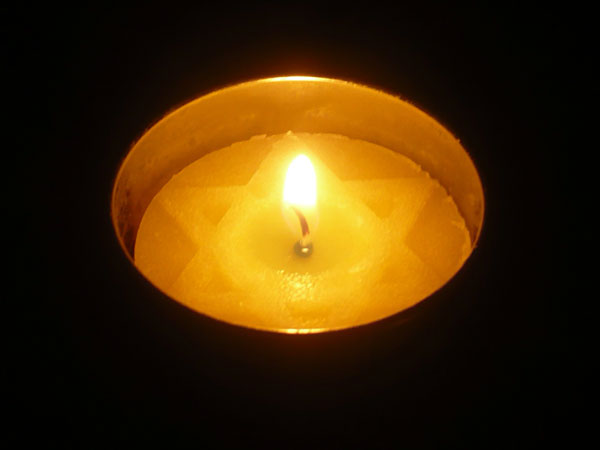 Yahrzeit candle commemerating the date of death of a loved one.